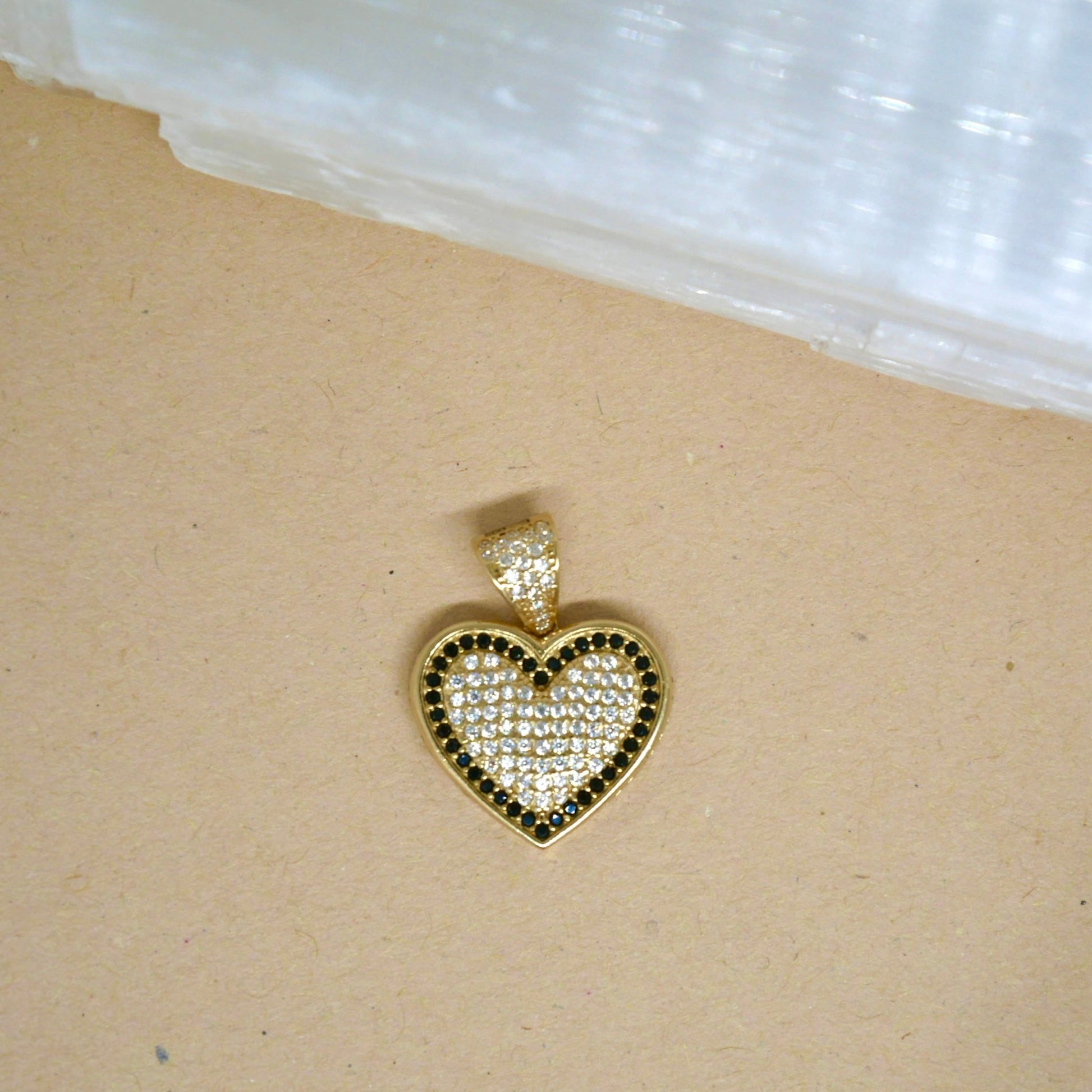 14k solid gold heart-shaped pendant